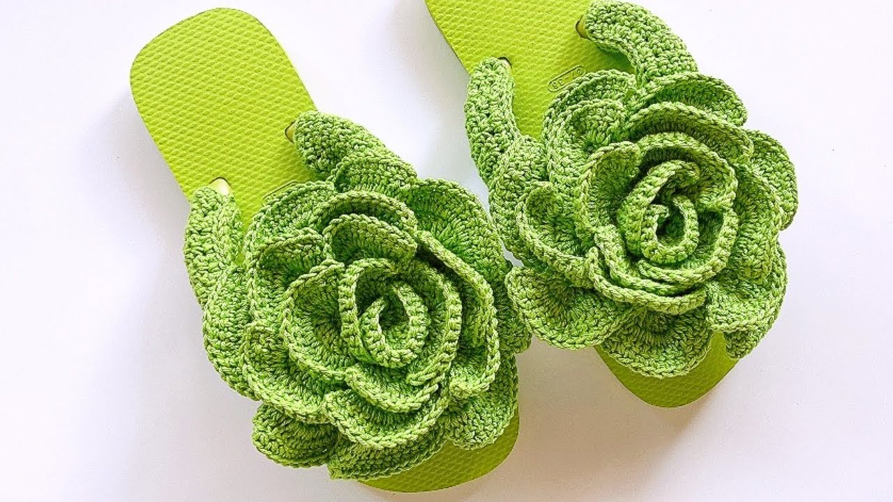 Flora Chinelo Customizado com alça e flor de Crochê. Padrão: Cris Novais.