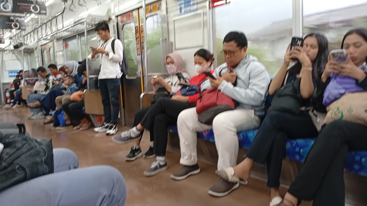 SUASANA KRL COMMUTER LINE DARI STASION BOGOR KE STASION JAKARTA KOTA