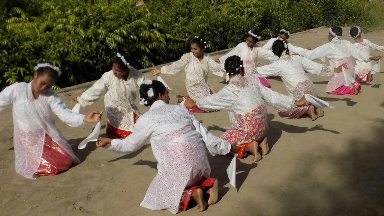 Aksi Lucu AKTOR CHINA Menari LENSO bersama Remaja Putri Desa Allang Asaude (menit 56)