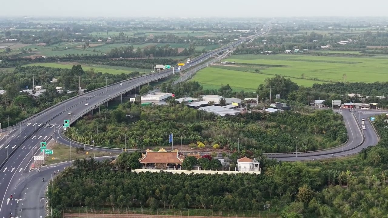 Người dân về quê ăn tết đoạn cầu Cao Lãnh