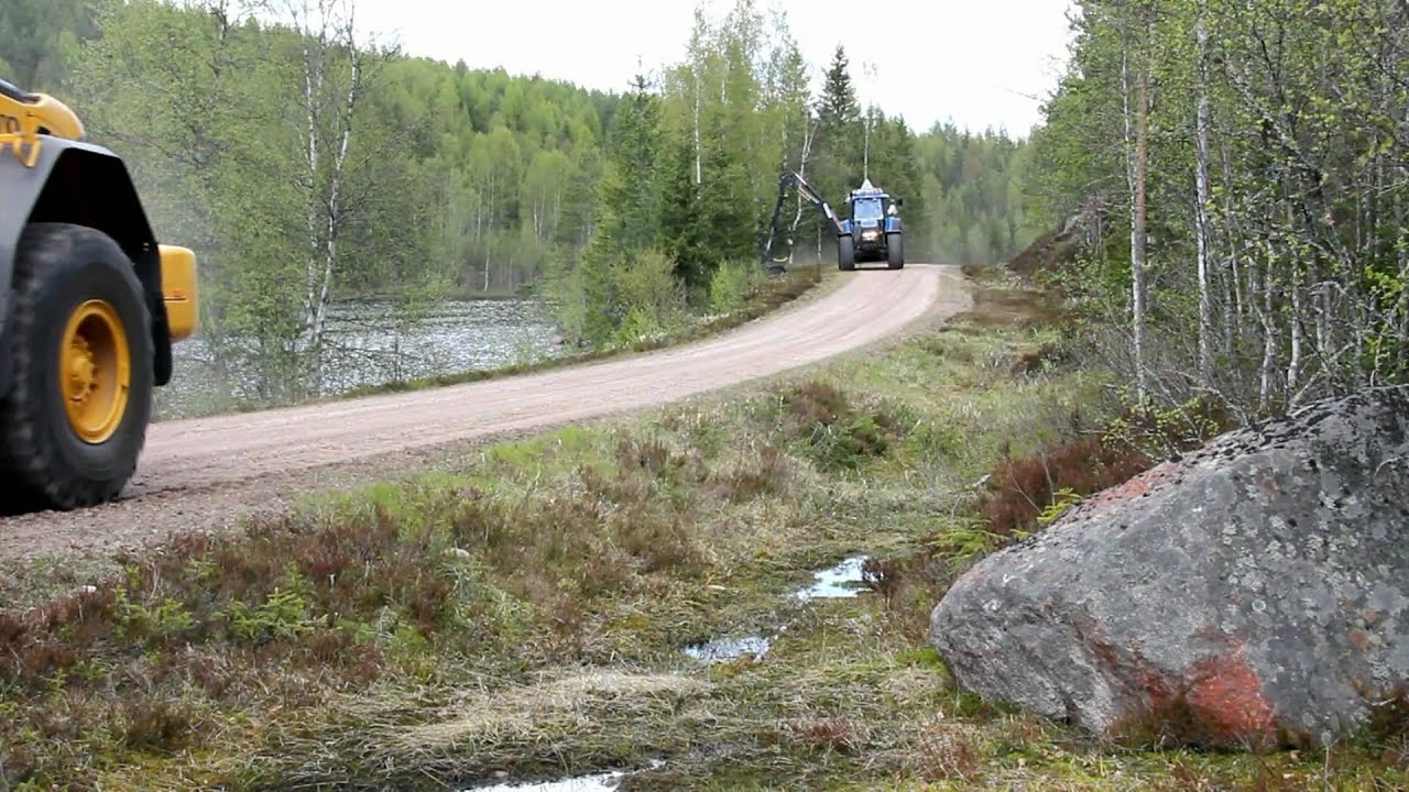 Buskröjning med lastmaskin och traktor