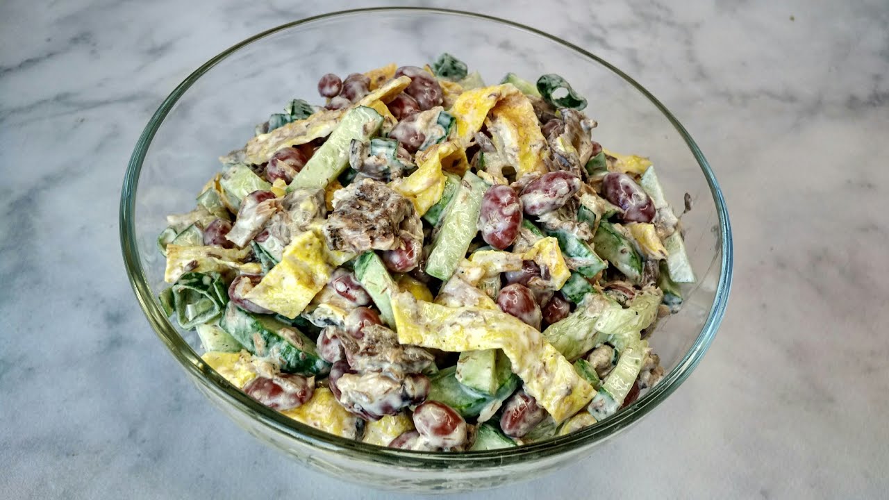 Салат на скорую руку из тунца и консервированной (отварной) фасоли.