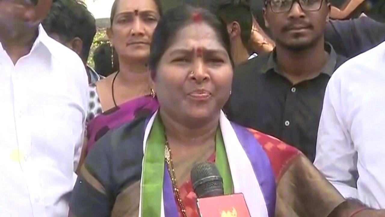 YSRSU & Andhra University students protests against Chandrababu over 3 capitals issue