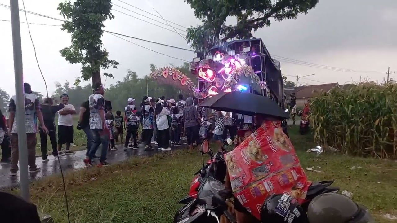 Hujan Makin deras bukannya malas, malah makin semnagat ni para peserta dan penonton 