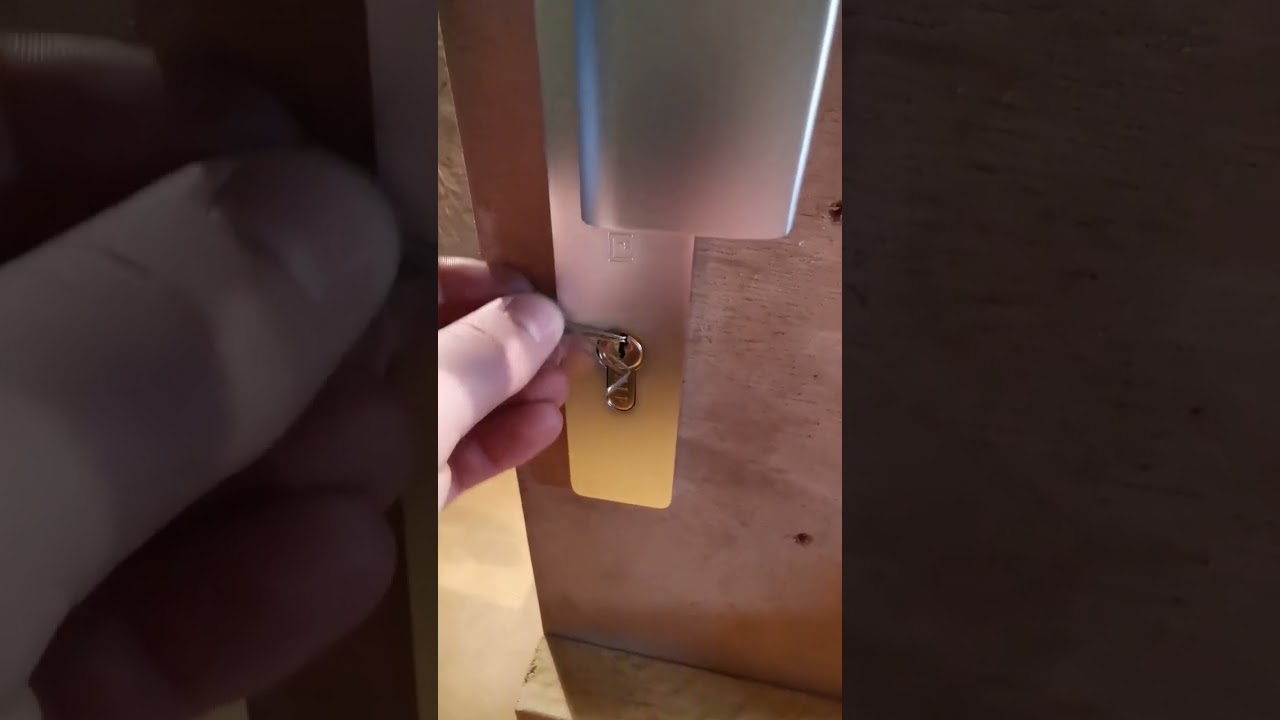 ouvrir une serrure avec un trombone 📎 