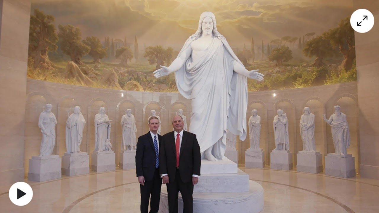 Dos Apóstoles Guían Una Visita Al Templo de Roma Italia