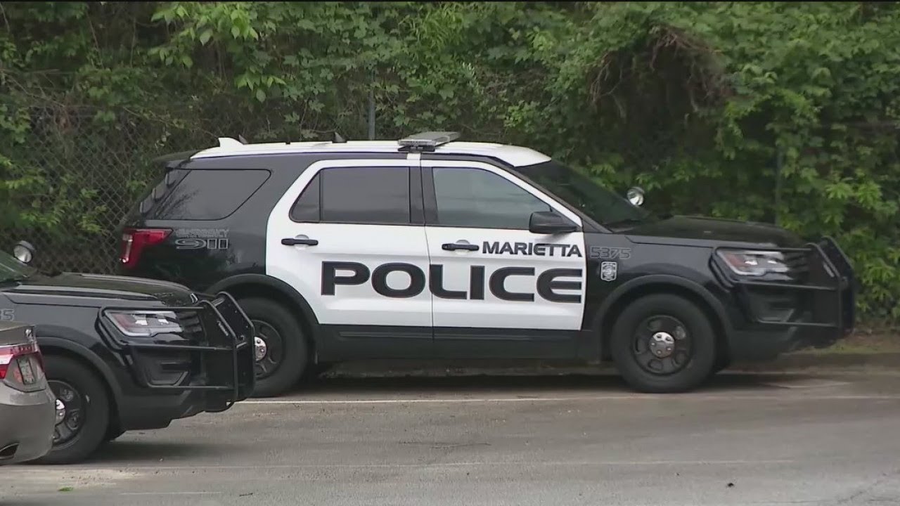 Marietta residents rally around police officers