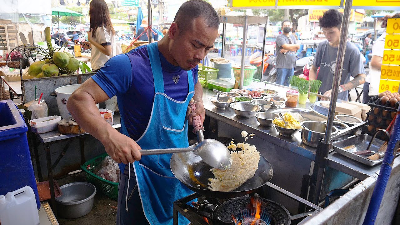 Amazing Chef Wok Skills!! Cook Egg Fried Rice!! - Thai Street Food