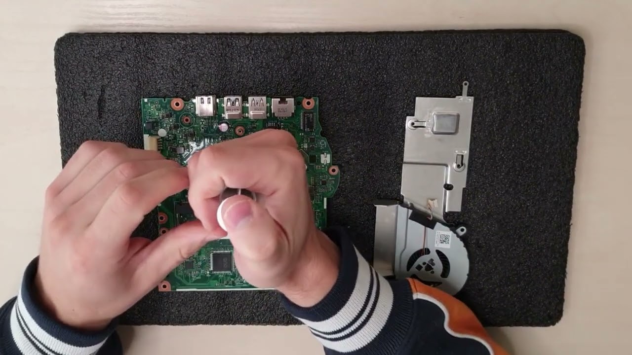 Acer Aspire ES1-533 complete disassembly and cleaning / replacing thermal paste