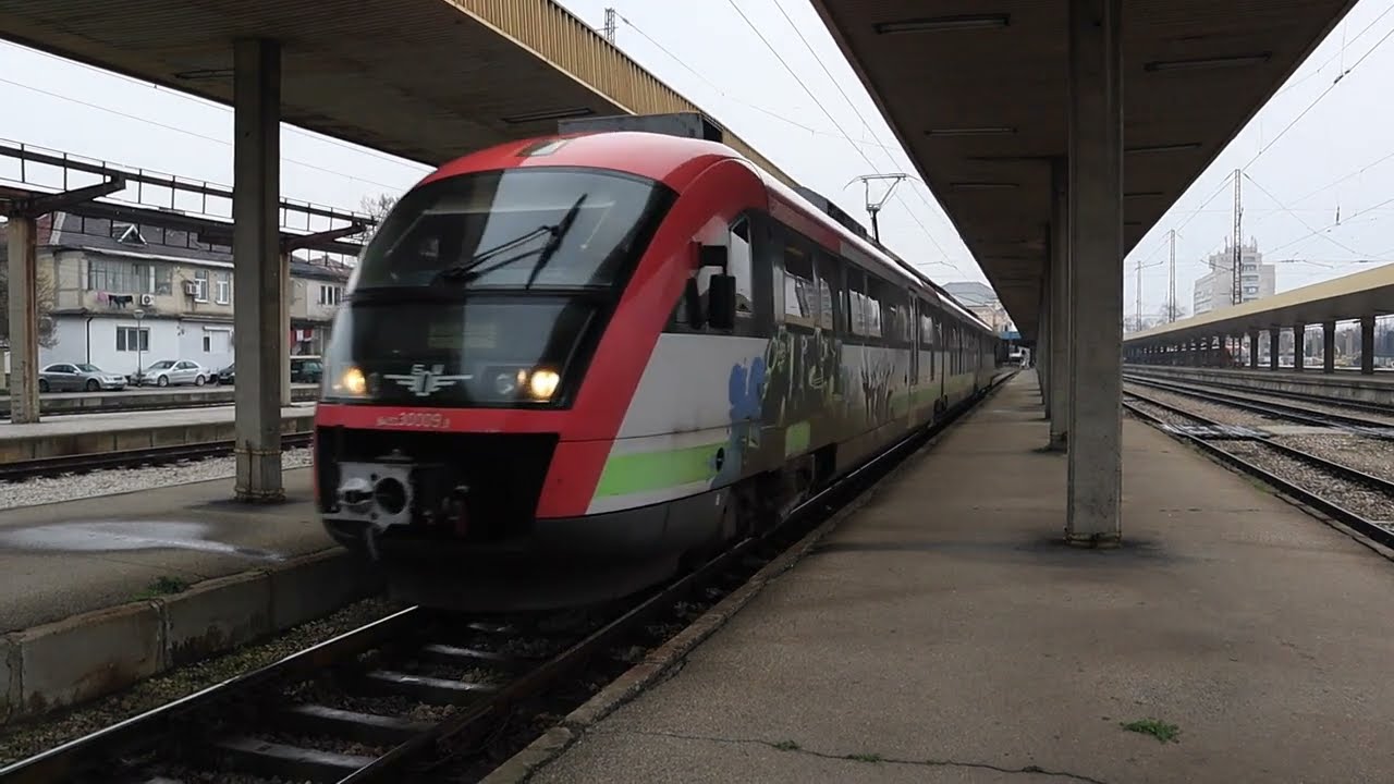 КПВ 82204 & ПВ 10143 потеглят от ЖП гара Пловдив, начело с ЕМВ Сименс 30 009 и 30 022...