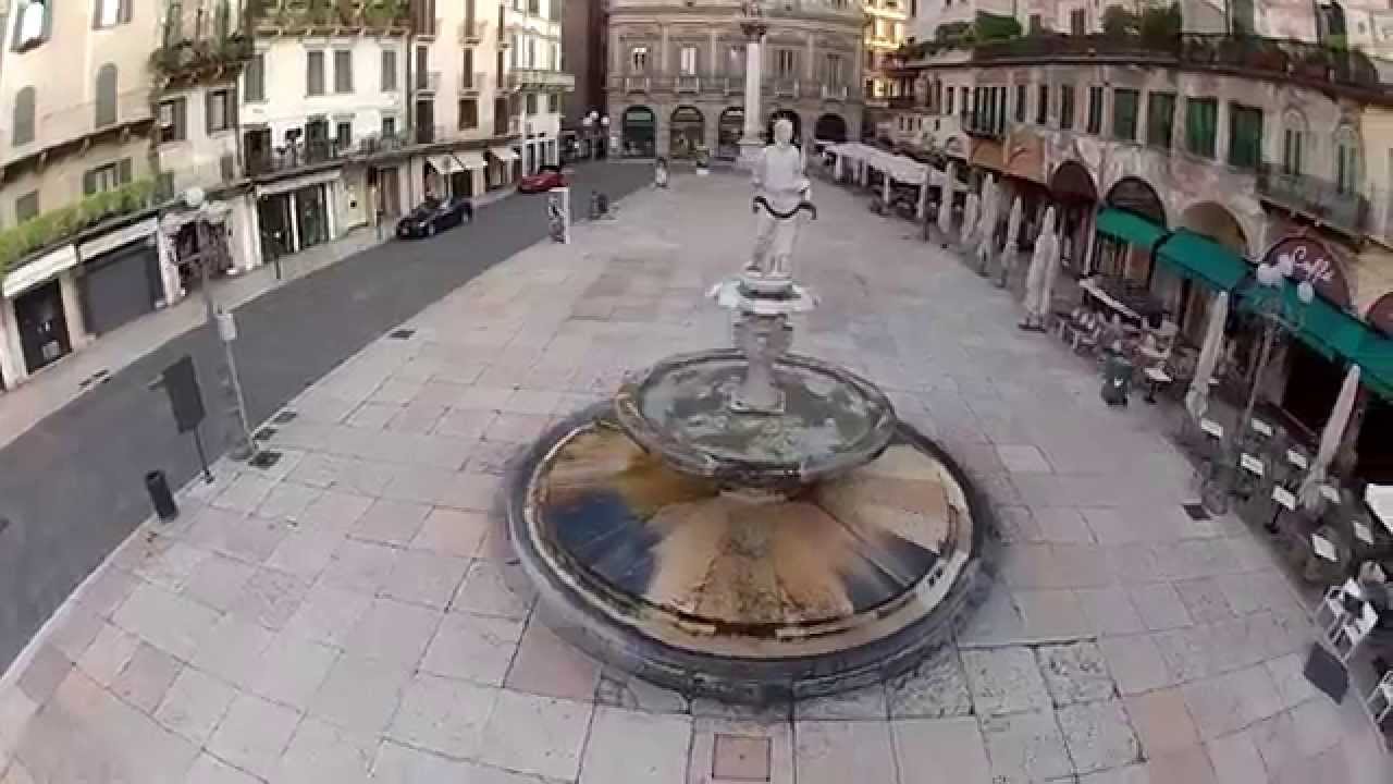 Piazza delle Erbe, Verona. Ripresa aerea con Drone (aerial video)