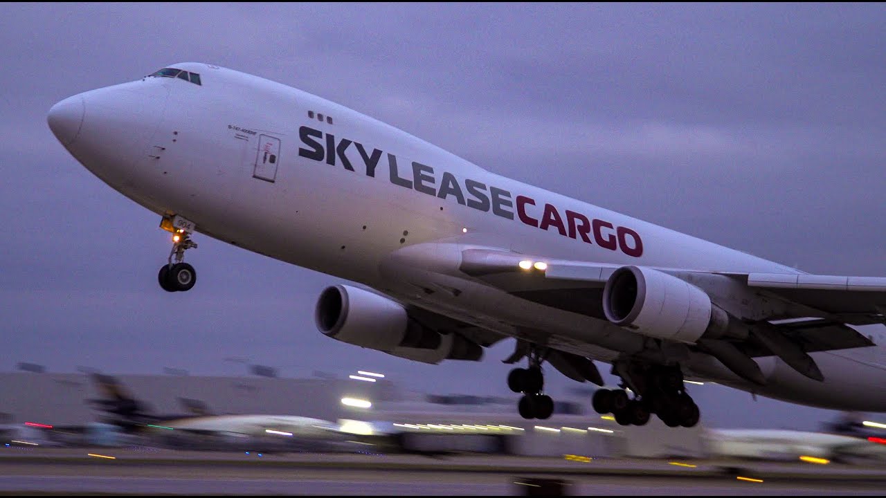 AIRSIDE AT UPS WORLDPORT: Peak Season Louisville Planespotting (4K)