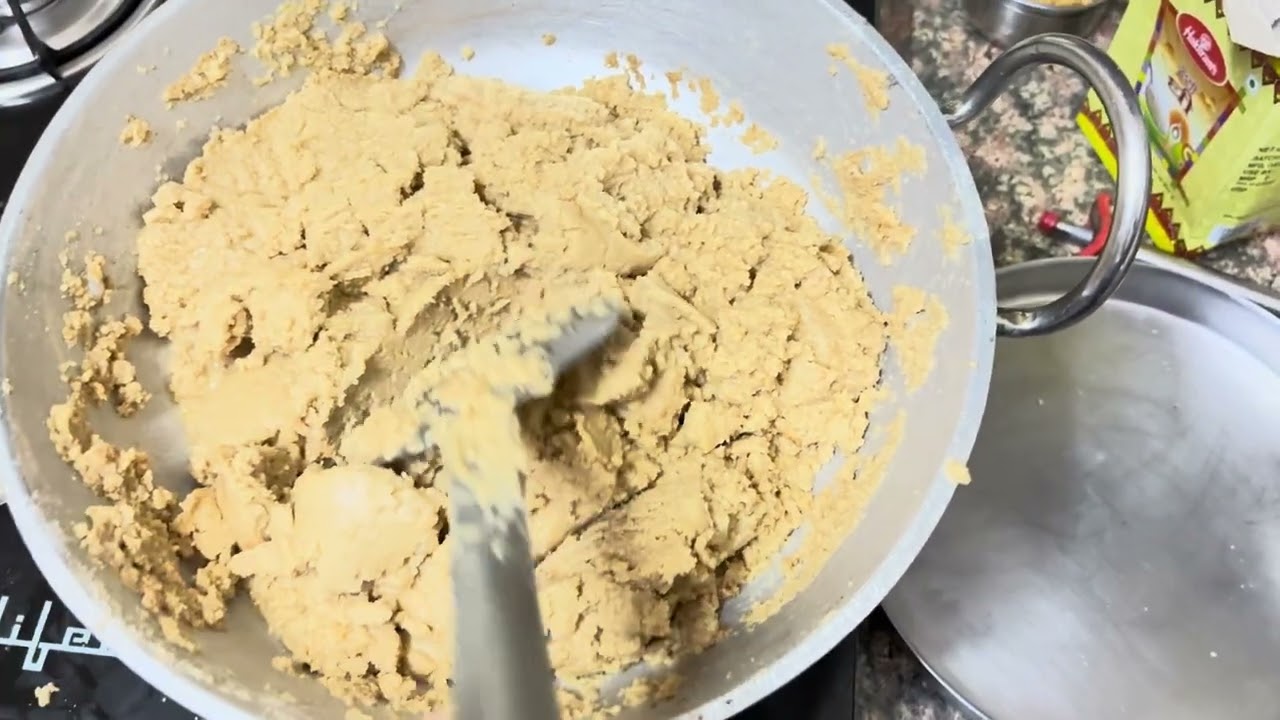 Sardiyon mein aaj humne banaye gond ke laddoo😊