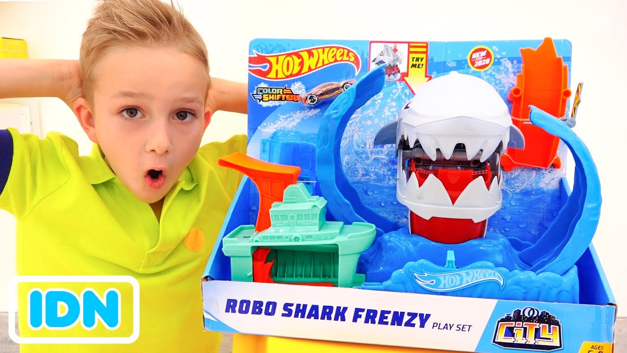 Nikita bersenang senang dengan mobil mainan Hot Wheels City