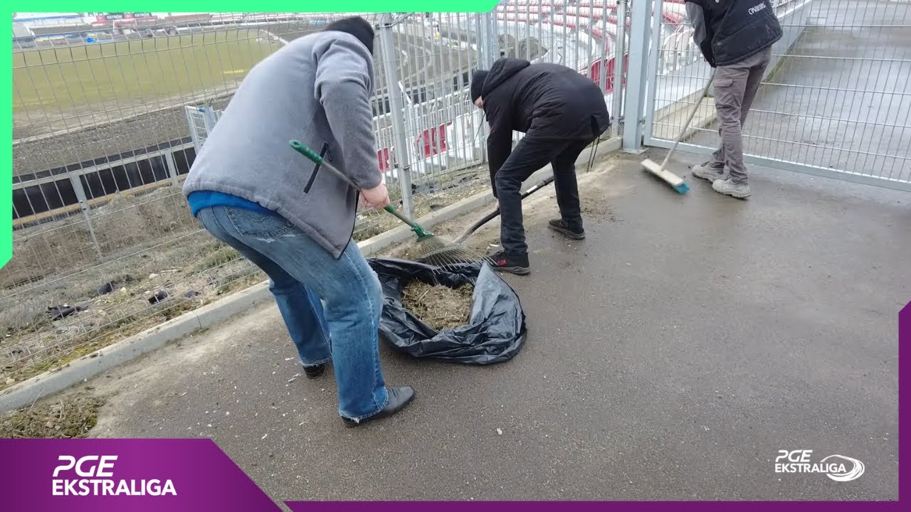 Kibice pomogli w sprzątaniu ostrowskiego Stadionu Miejskiego
