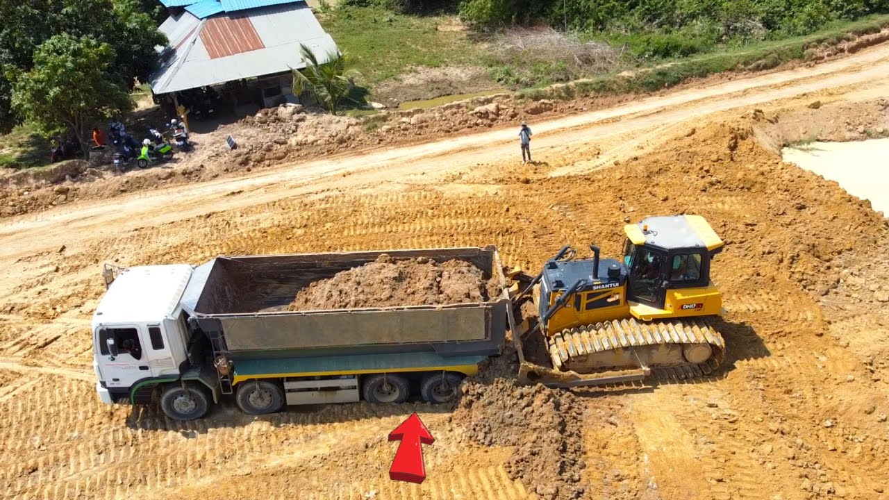 Incredible Stronger power heavy bulldozer SHANTUI DH17C3 pushing Recovery dump truck stuck