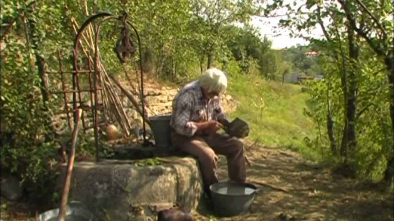 Piccole scene di vita contadina vicino al pozzo