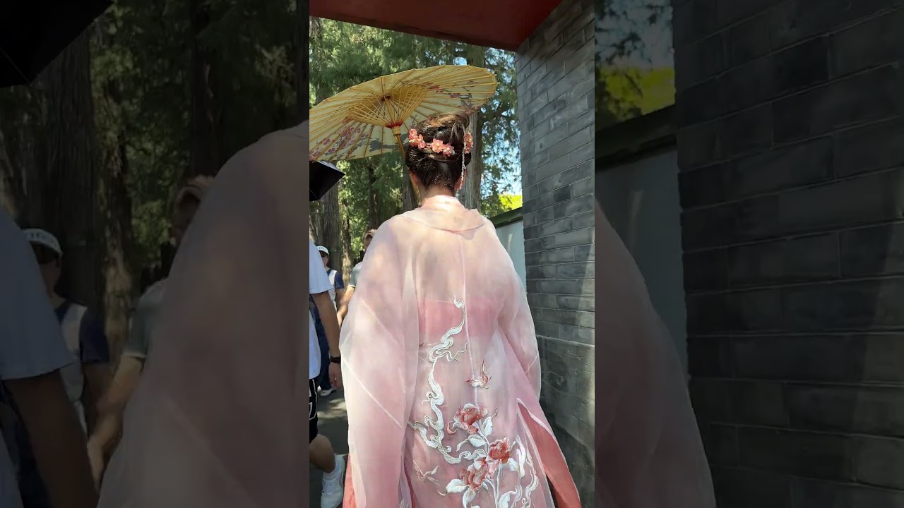 EUROPEAN GIRLS WEAR TRADITIONAL CHINESE DRESS #china #travel#hanfu  #chinaadventures