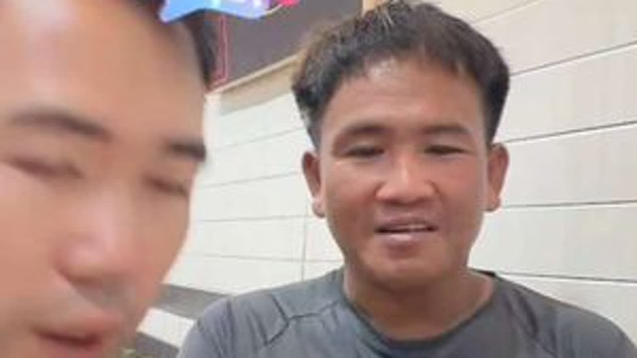 第一次吃汉堡🍔的黄衣哥 #小陈的老挝媳妇儿 #老挝黄衣哥