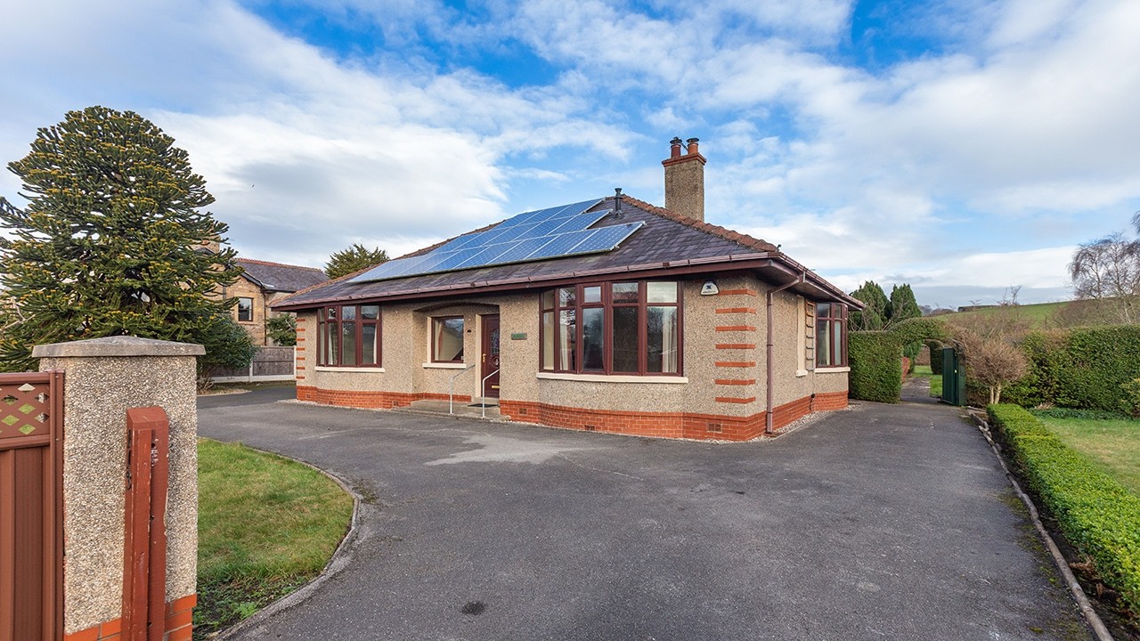 4 Bedroom Detached Bungalow on Hest Bank Lane, Lancaster | Large Garden & Driveway | Houseclub