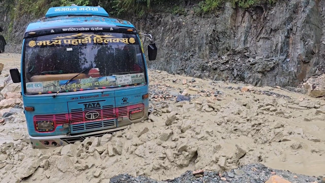 हेर्दाहेर्दै पहिरोले बस पुरेपछि...