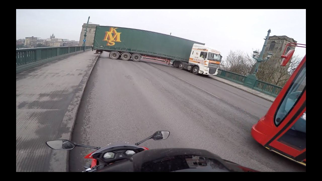 Dangerous Lorry U-Turn on Tyne Bridge!!! Newcastle / Gateshead