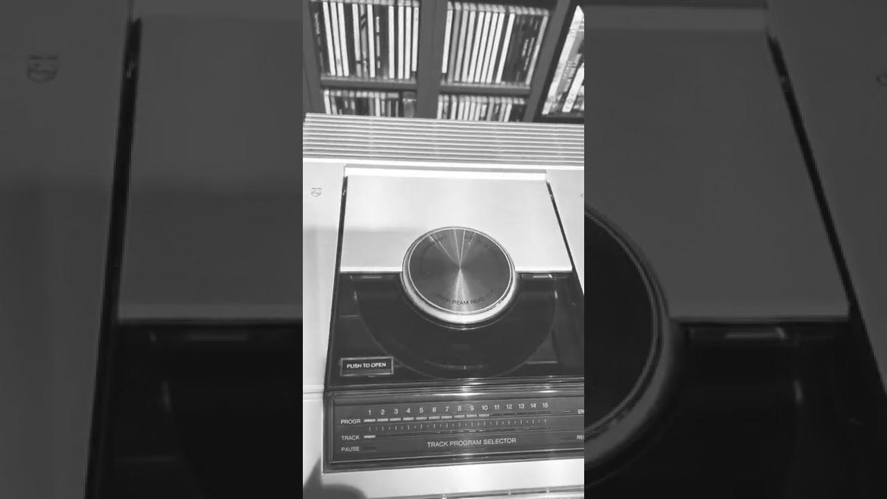 Vintage Philips CD100 and vintage marantz still works very Nice 🎶🙂