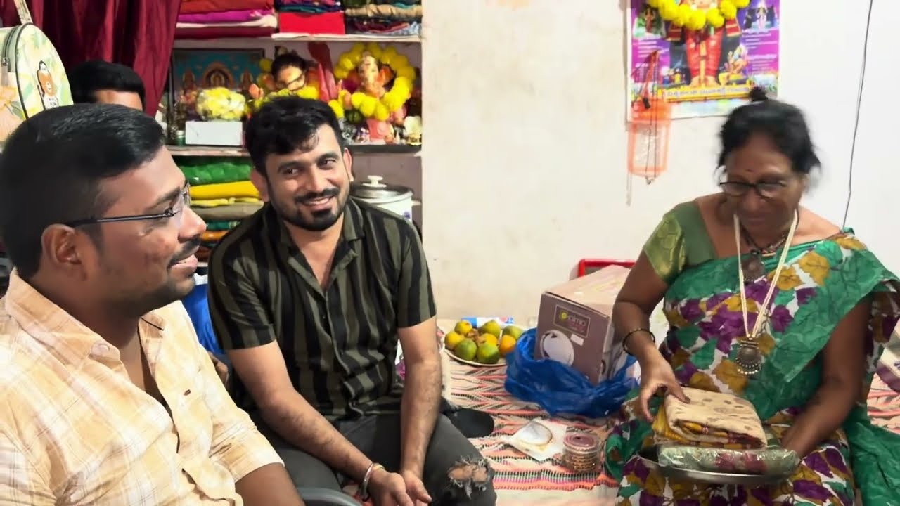 పులివెందుల నుంచి వచ్చి ఇంటి కోసం డబ్బులు బట్టలు ఫ్రూట్స్ ఇచ్చారు 