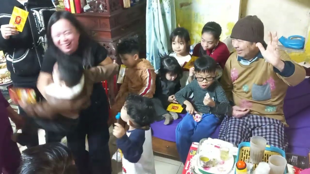 Cụ đoàn lì xì cho các con cháu 