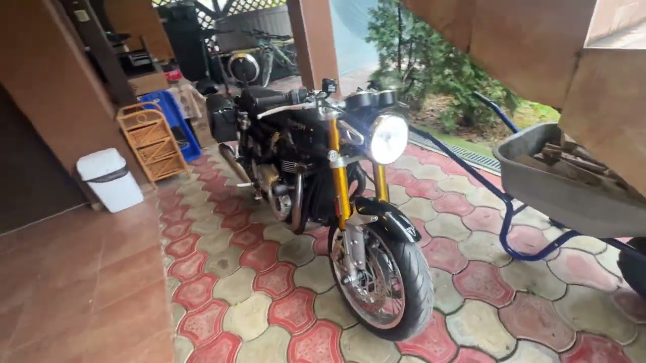 Triumph Thruxton R | custom panniers -  walkaround | 