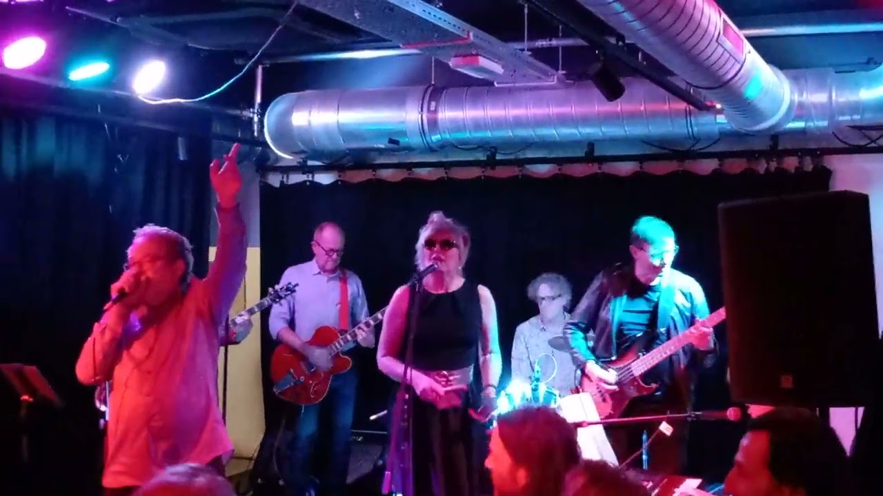 Lavvi Ebbel -  Victoria (live @ Djingel Djangel)