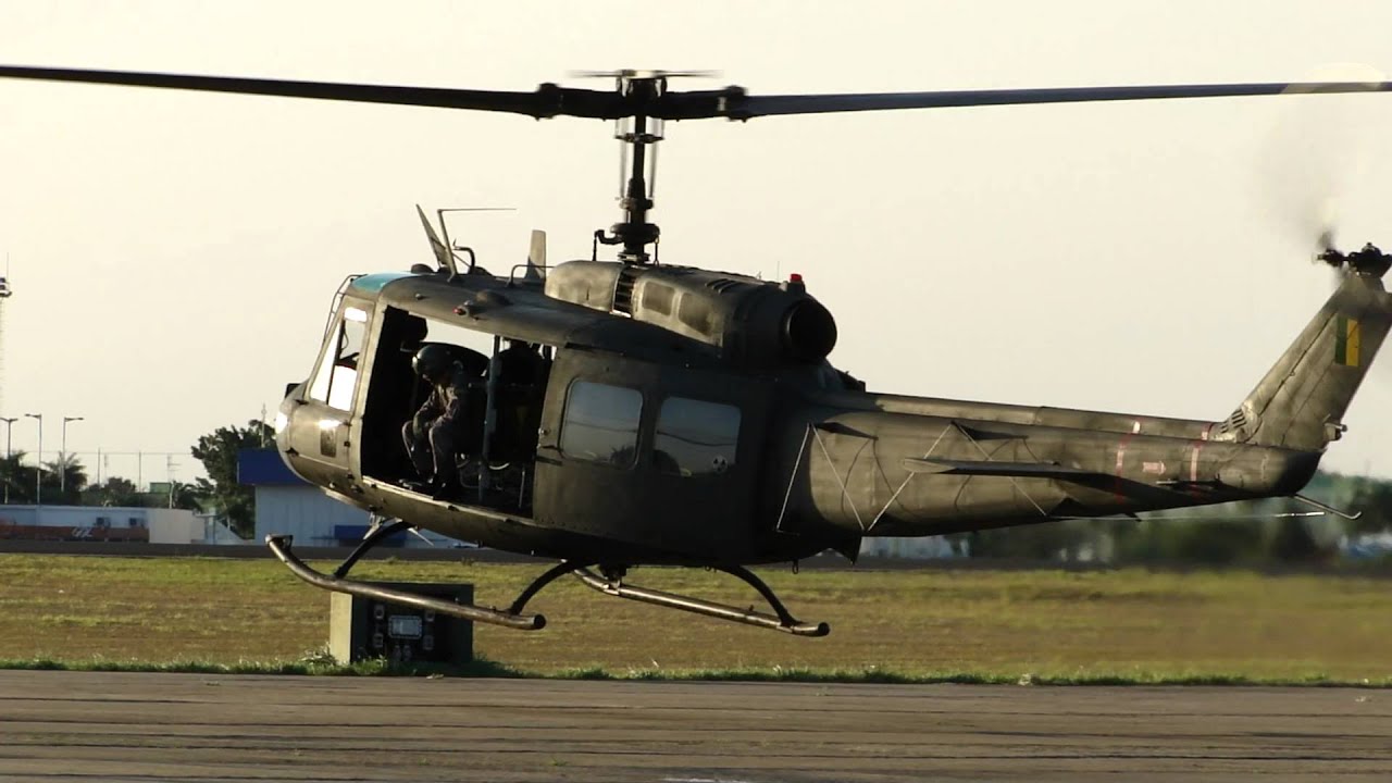 Helicóptero UH-1H DO ESQUADRÃO PELICANO EM MANOBRA DE POUSO