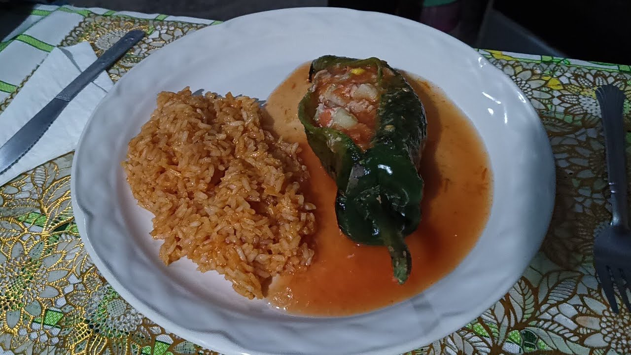 CHILES RELLENOS CON ENSALADA DE ATUN,ACOMPAÑADO ARROZ ROJO