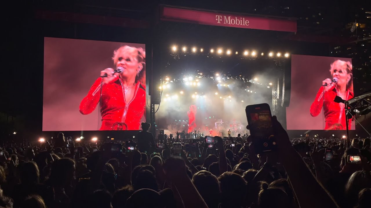 Miley Cyrus - Party In the USA - live at Lollapalooza July 29,2021