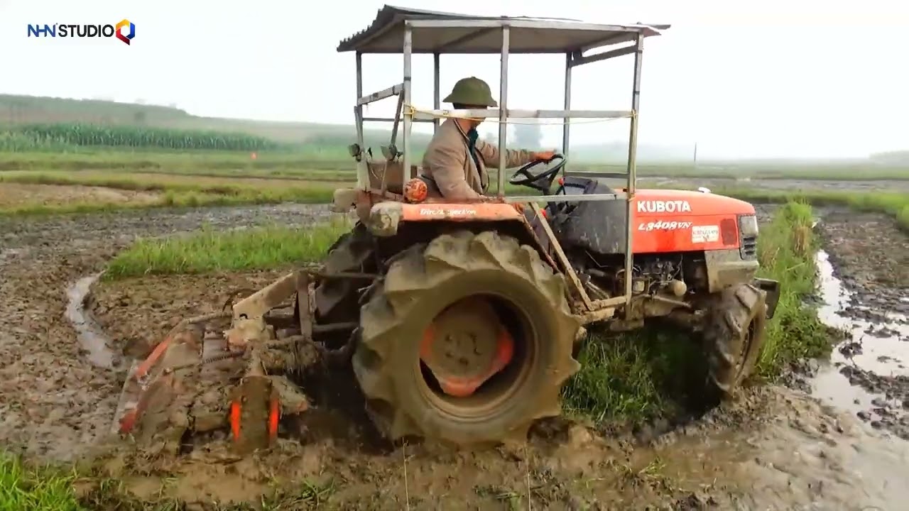 Kubota Cày Ruộng Quá Mượt Khiến Ai Cũng Thích Xem