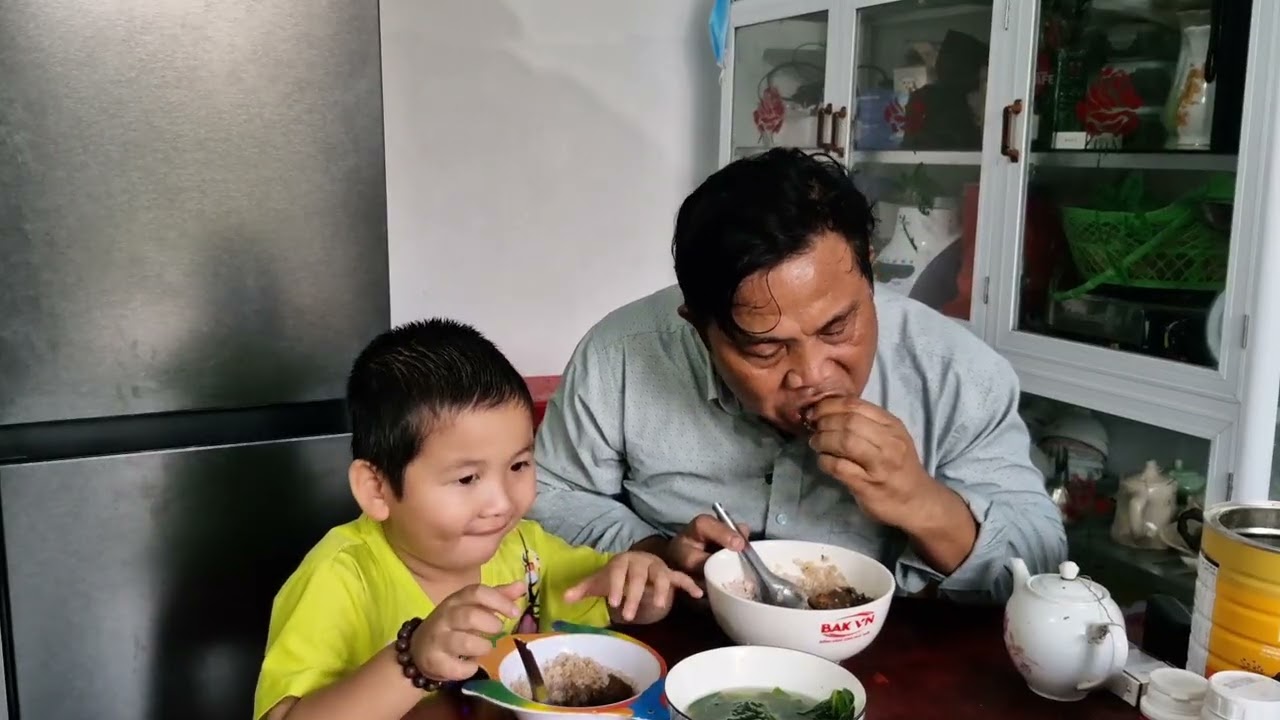 Hai cha con ăn cơm chiều cô chú ơi/ thanh sang 4 tuổi 