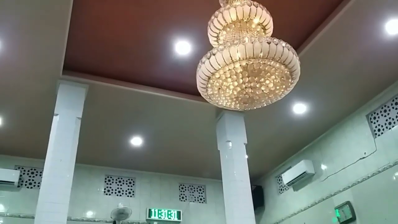 Suara Adzan di Masjid Ta'mirul Wathon Nusukan Solo.