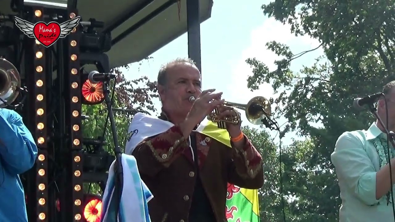 Mama's Pride 2022: WW band