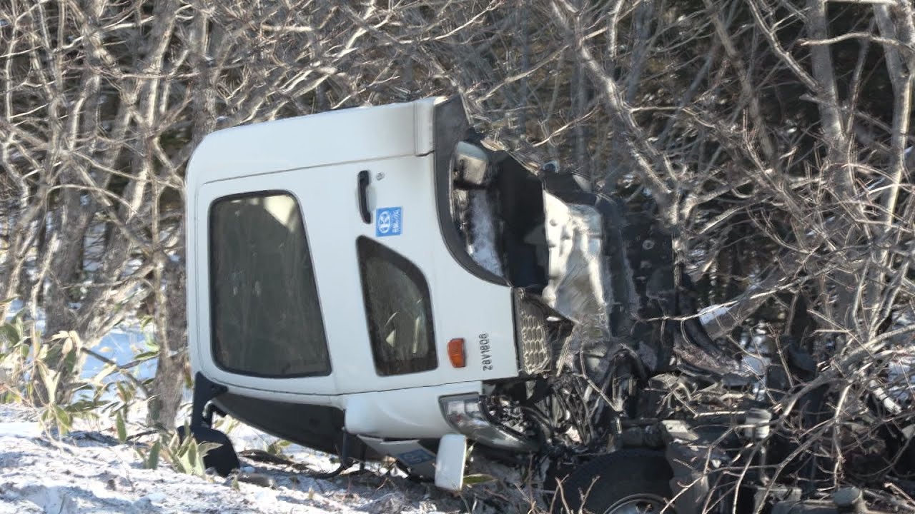 【動画あり】衝突で中央ドアが内側に外れた列車…JR踏切で普通列車とトラックが衝突しトラック運転手が死亡＿遮断機作動中の踏切でいったい何が？〈北海道根室市〉