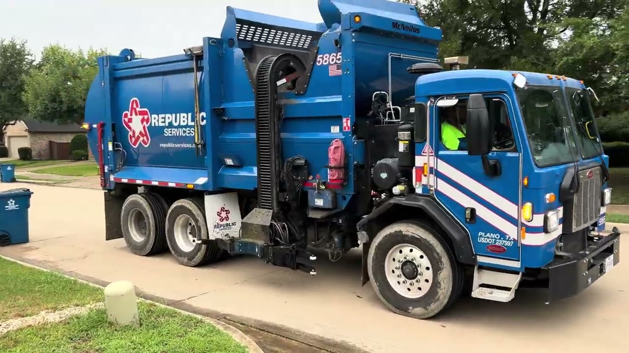 Two Republic Services Pete 520 Mini ZR’s on their morning Routes