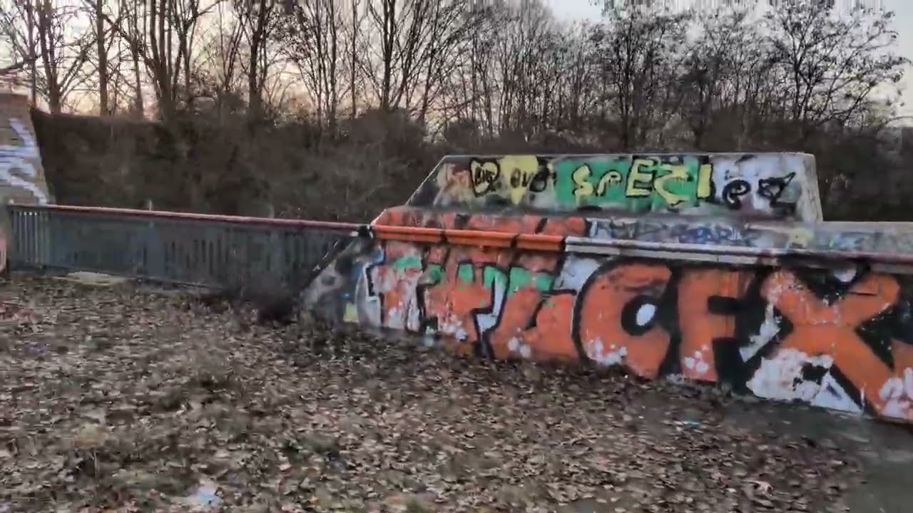 Bei warmen 18 Grad im Winter auch wieder Barfuß unterwegs im Hans Baluschek Park in Berlin