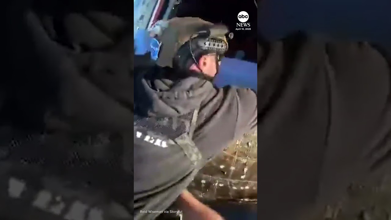 Камера на шлеме запечатлела извлечение астронавтов миссии &laquo;Артемида II&raquo; из капсулы &laquo;Орион&raquo;.