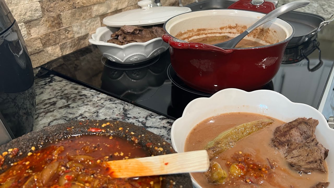 Frijoles caldudos y carne asada con unas tortillas de Maseca y chile de molcajete (bonitos recuerdos