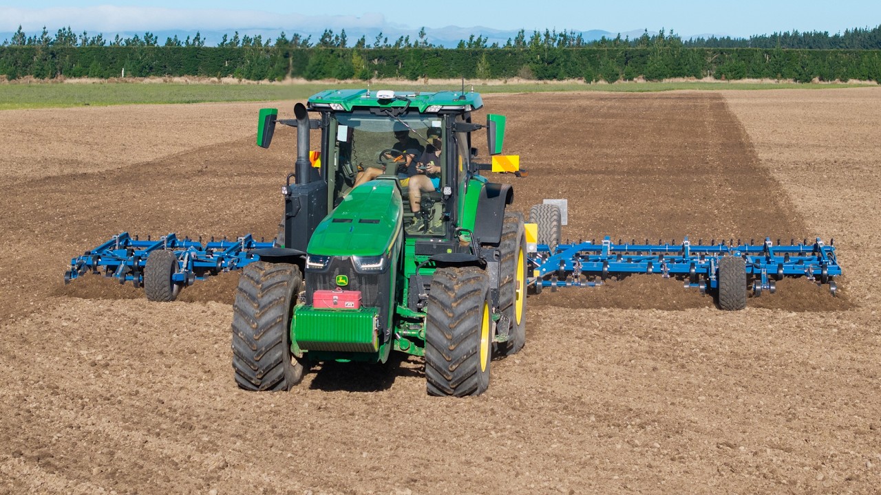 John Deere 8R Cultivating w/ K&ouml;ckerling Allrounder