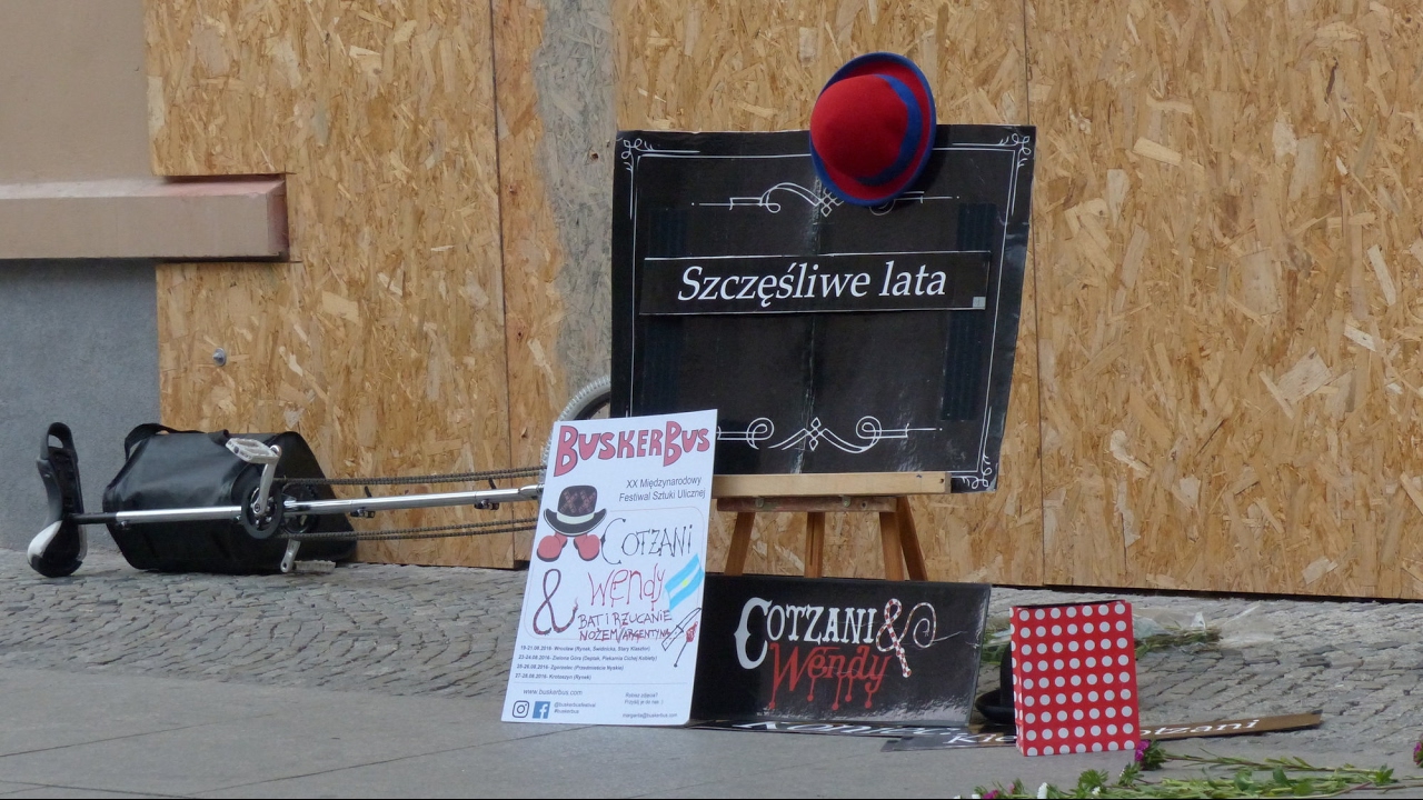 BuskerBus 2016: Cotzani & Wendy [street show- whip tricks]