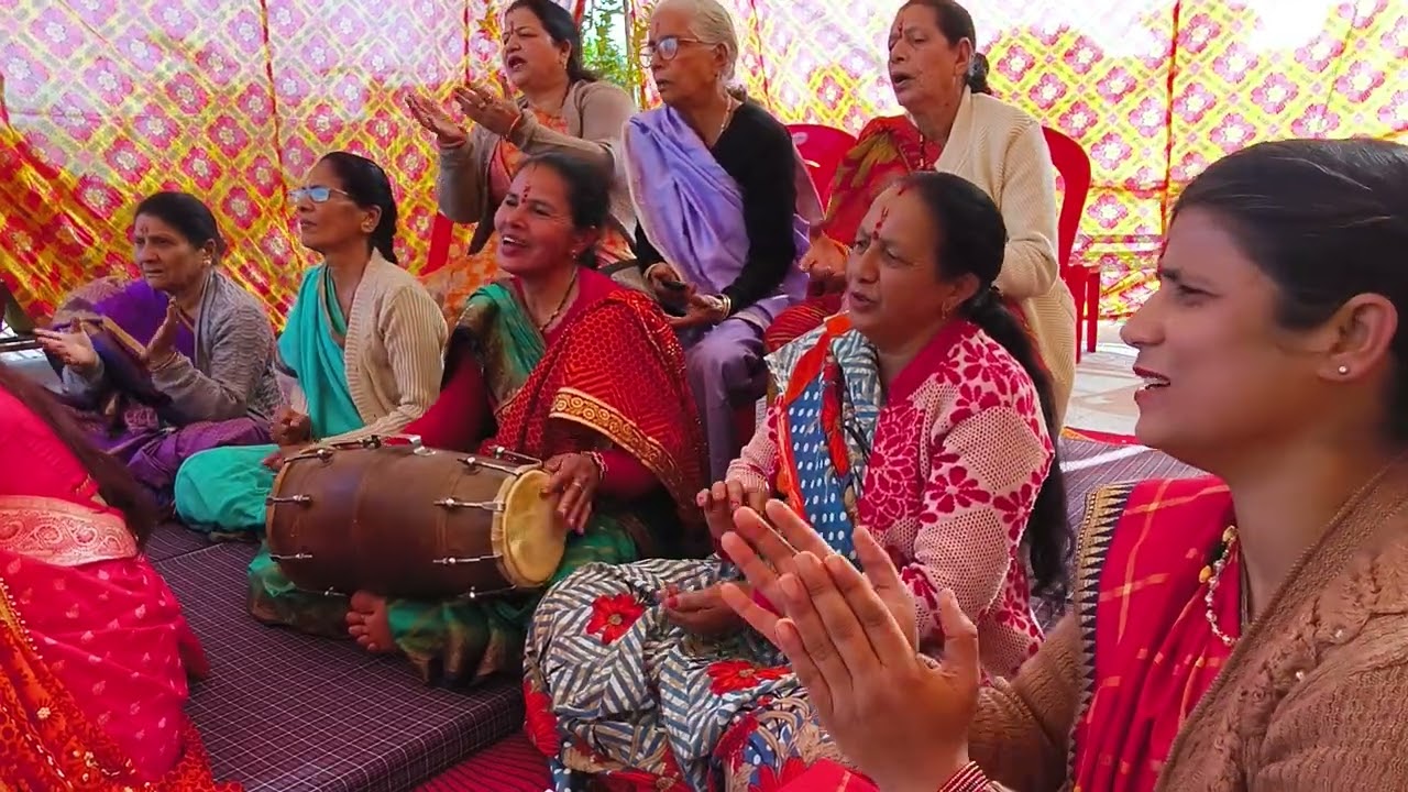 माता जी ने गाया बहुत सुंदर बन्ना बन्नी गीत 🌺सर्व सुहाग मागन गई हुं#bhajan #bannabanni #geet🌺🌺🙏
