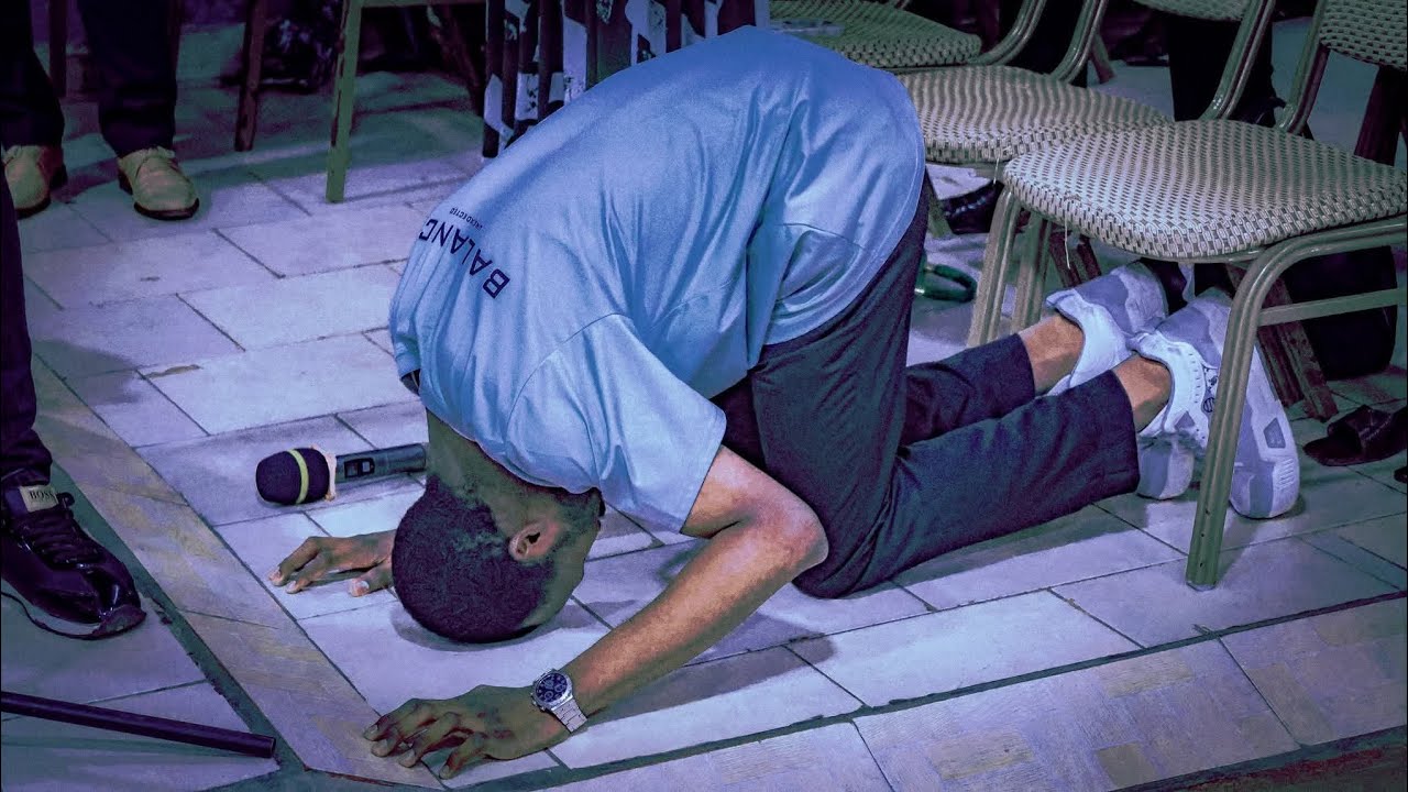 Moment of spontaneous worship with Emmanuel Gideon 