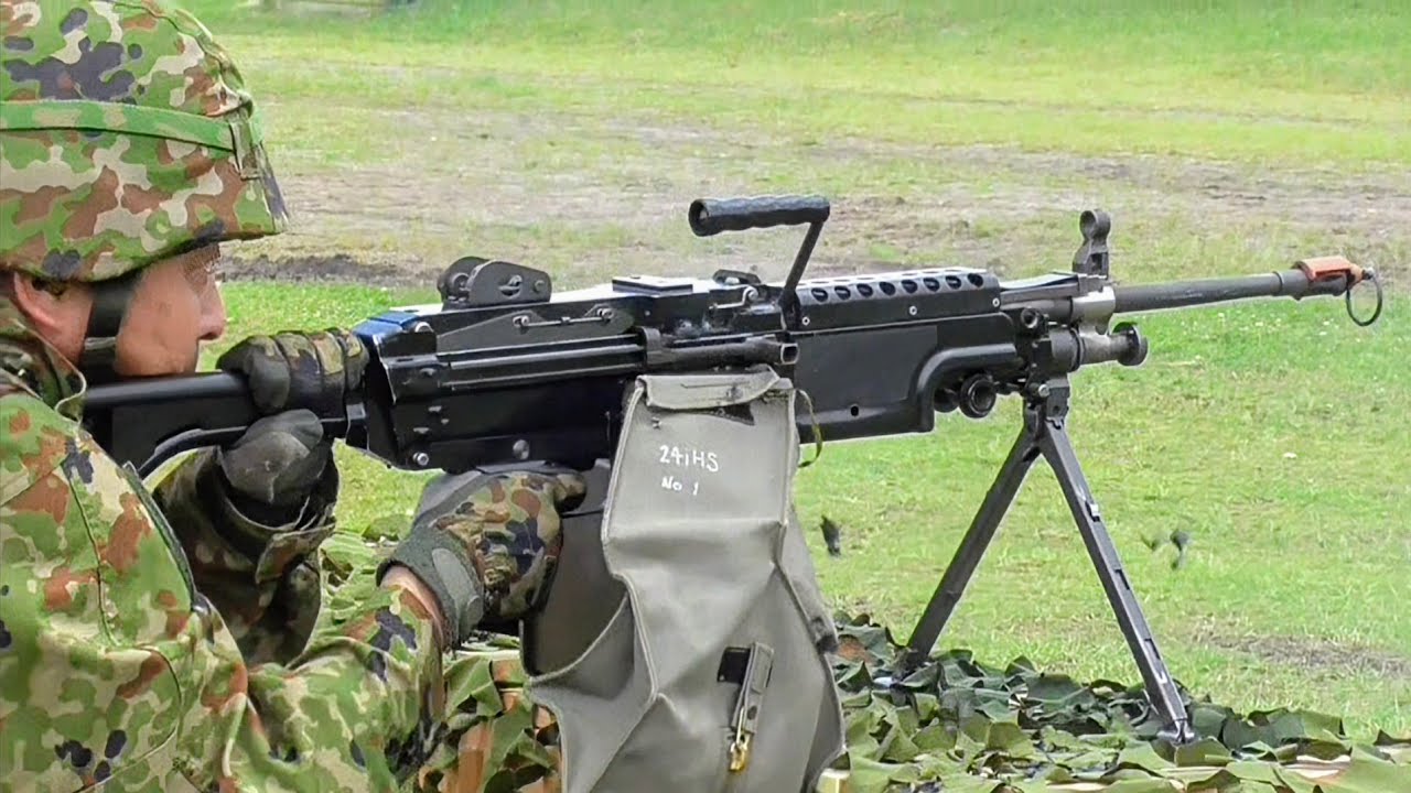 陸上自衛隊えびの駐屯地.装備品展示で！5.56mm機関銃と12.7mm重機関銃の空砲射撃展示！