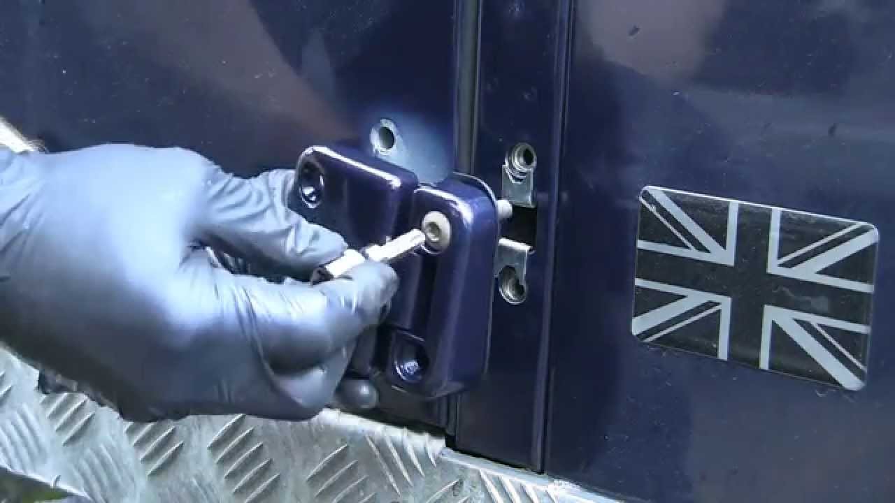 Замена дверных петель Defender 2011 года.