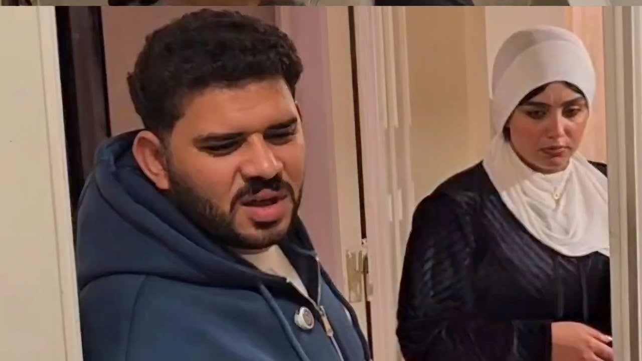 حمايا قاعد في الحمام وسايب الباب مفتوح وانا عديت و شوفته، يا تري اتصرف ازاي ؟